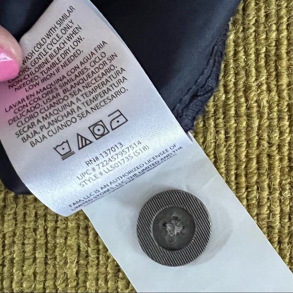 The Limited navy + white polka dot shorts • Size 6 - Picture 6 of 8